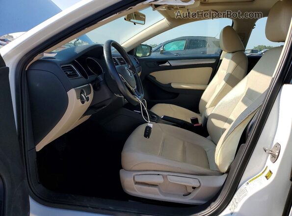 3VWDB7AJXHM390770 2017 VOLKSWAGEN JETTA Белый Вид салона спереди
