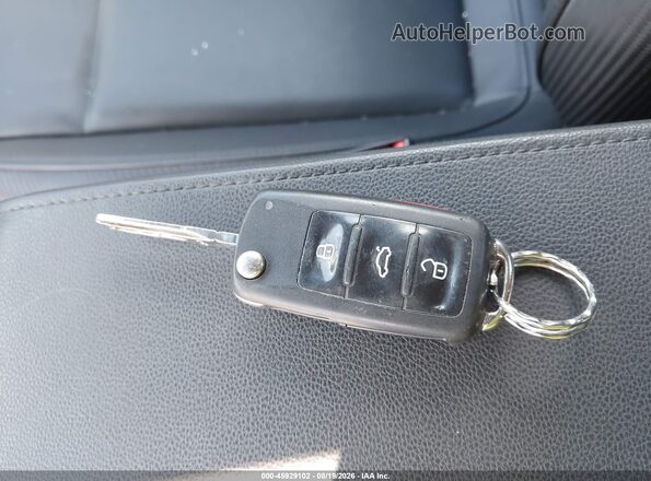 3VWF17AT1HM628194 2017 VOLKSWAGEN BEETLE Белый Вид панели приборов