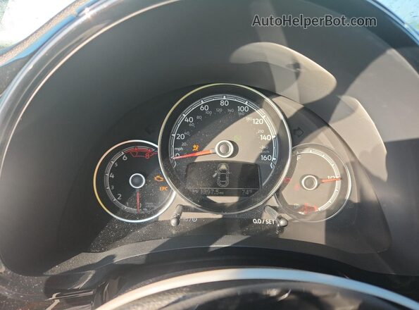 3VWFD7AT4KM708748 2019 VOLKSWAGEN BEETLE White ხელსაწყოთა პანელის ხედი