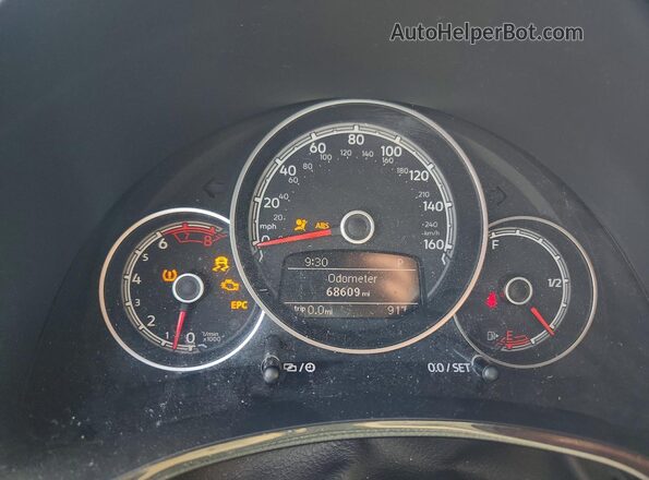 3VWFD7AT6JM702853 2018 VOLKSWAGEN BEETLE Белый Вид щитка приборов