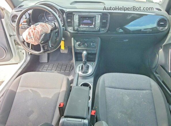 3VWFD7AT6JM702853 2018 VOLKSWAGEN BEETLE Белый Вид панели приборов