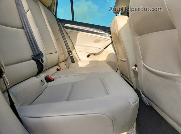 3VWH17AU6HM507906 2017 VOLKSWAGEN GOLF White უკანა სავარძლების ხედი