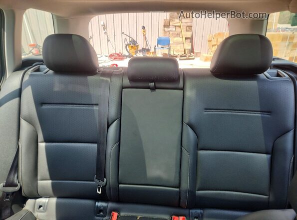 3VWH17AU6JM751187 2018 VOLKSWAGEN GOLF Gray Rear seats view