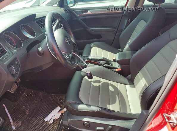 3VWH17AU8HM513870 2017 VOLKSWAGEN GOLF Красный Вид салона спереди