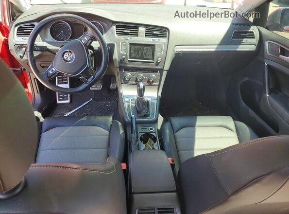 3VWH17AU8HM513870 2017 VOLKSWAGEN GOLF Красный Вид панели приборов