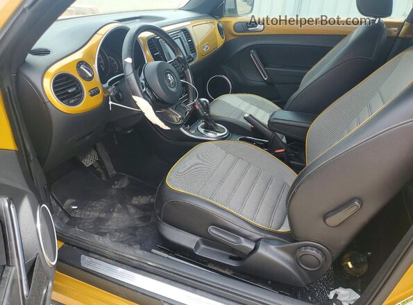 3VWS17AT1HM615816 2017 VOLKSWAGEN BEETLE Gold Vista interior delantera