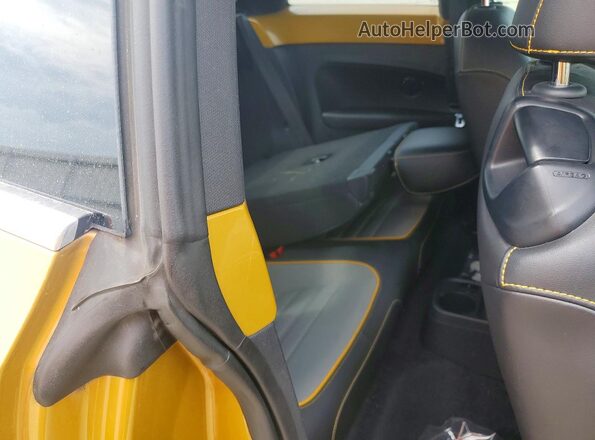 3VWS17AT1HM615816 2017 VOLKSWAGEN BEETLE Gold Vista de los asientos traseros
