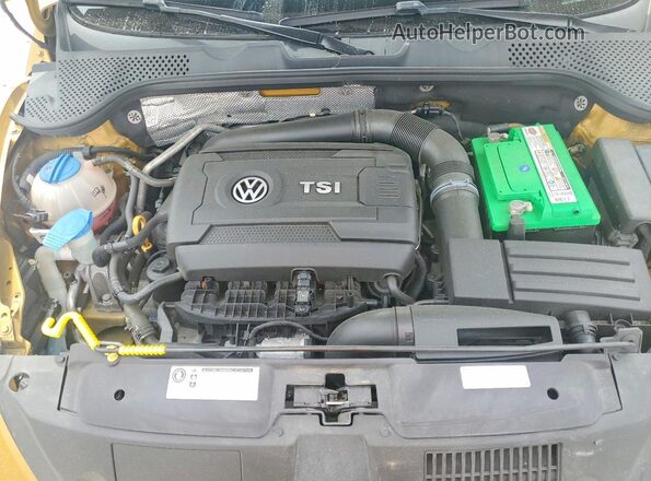 3VWS17AT1HM615816 2017 VOLKSWAGEN BEETLE Gold Vista interior trasera