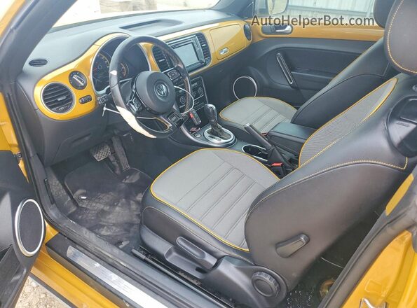 3VWS17AT1HM615816 2017 VOLKSWAGEN BEETLE Gold Vista del salpicadero