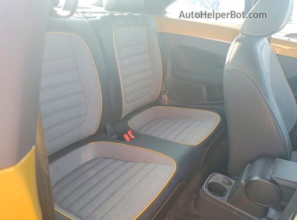 3VWS17AT4GM634276 2016 VOLKSWAGEN BEETLE Gold Vista de los asientos traseros