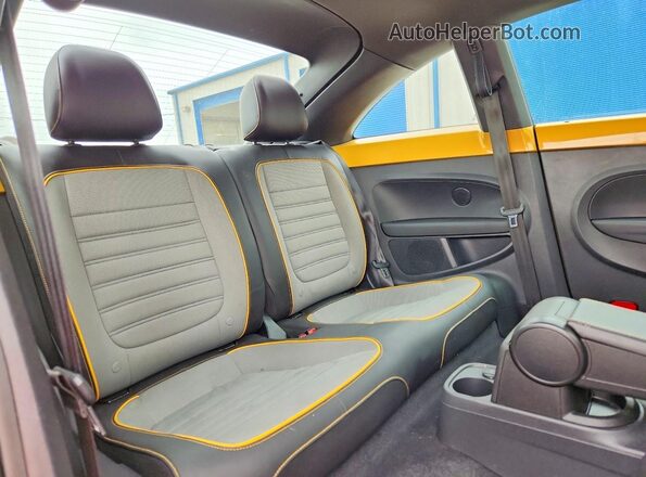 3VWS17AT8GM634295 2016 VOLKSWAGEN BEETLE Gold Vista de los asientos traseros