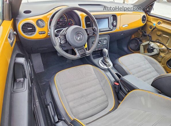 3VWS17AT8GM634295 2016 VOLKSWAGEN BEETLE Gold Vista del salpicadero