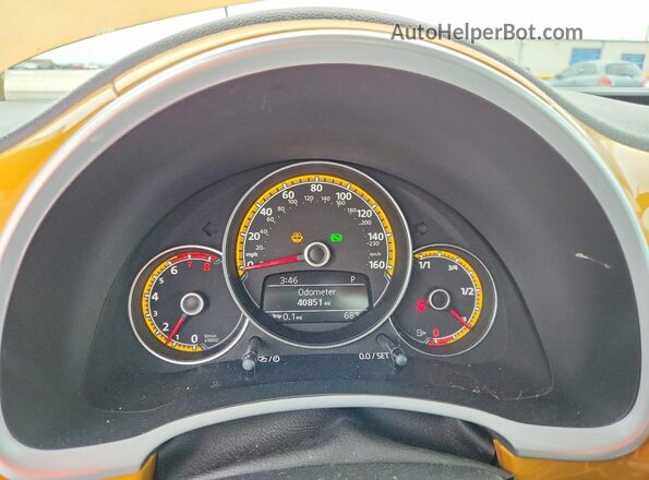 3VWS17AT8GM634295 2016 VOLKSWAGEN BEETLE Gold Vista del cuadro de instrumentos