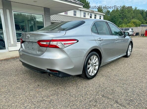 4T1B11HK5JU584516 2018 TOYOTA CAMRY Silver Դիմացի տեսք