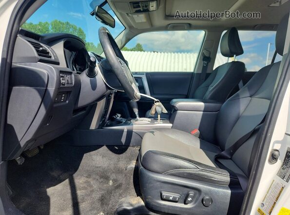 JTEBU5JR4G5388396 2016 TOYOTA 4RUNNER White Вид панелі приладів