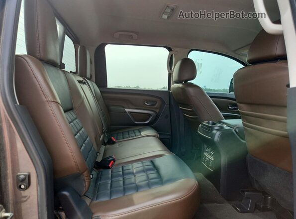 1N6BA1F40GN513409 2016 NISSAN TITAN Brown Widok wnętrza z tyłu