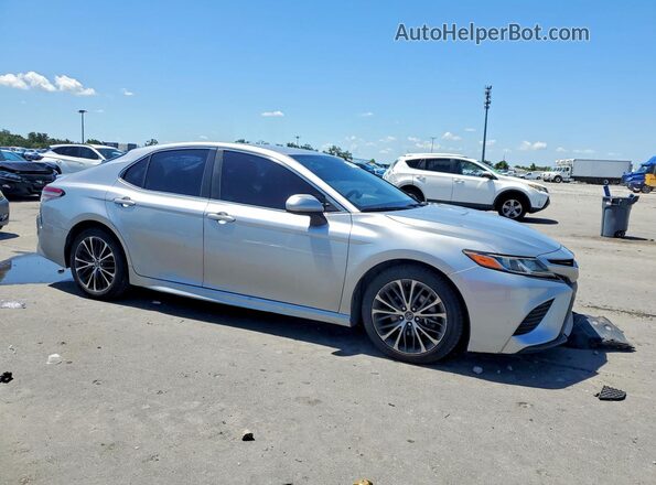 4T1B11HKXJU029254 2018 TOYOTA CAMRY Silver Widok z przodu