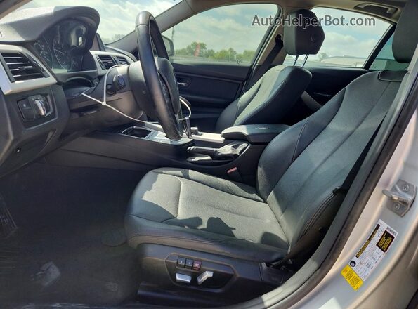 WBA8A9C5XJAH14547 2018 BMW 3 SERIES Silver Dashboard view