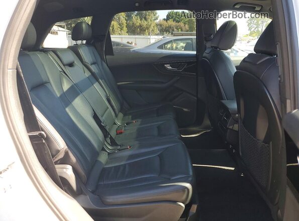 WA1LAAF74JD019630 2018 AUDI Q7 White Engine compartment view
