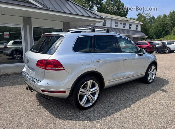 WVGGF7BP8HD001557 2017 VOLKSWAGEN TOUAREG Silver Widok z przodu