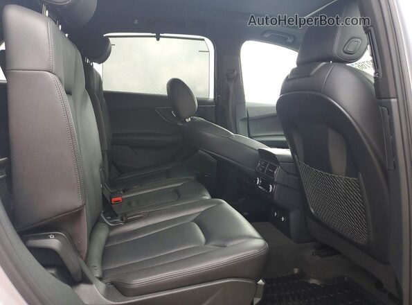 WA1VAAF7XJD011332 2018 AUDI Q7 Gray Rear interior view