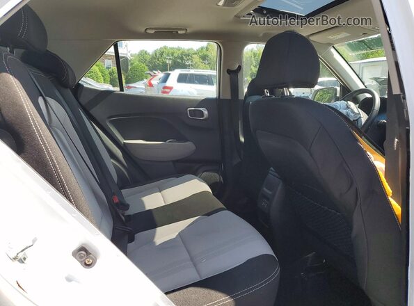 KMHRC8A38SU353034 2025 HYUNDAI VENUE White Вид задньої частини салону