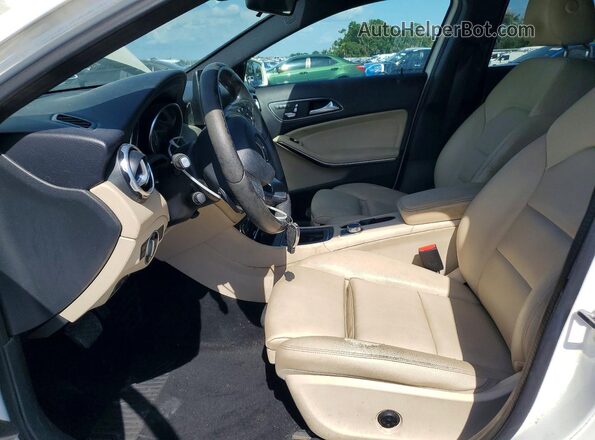 WDCTG4EB7JJ478030 2018 MERCEDES-BENZ GLA White Vista del salpicadero