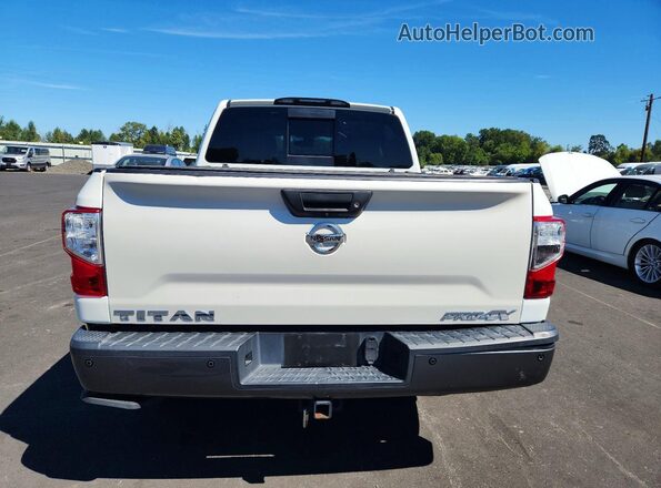 1N6AA1E59HN533262 2017 NISSAN TITAN Белый Вид салона спереди