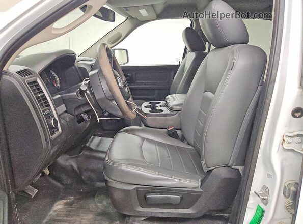 1C6RR6KT7KS633486 2019 RAM 1500 White Widok deski rozdzielczej
