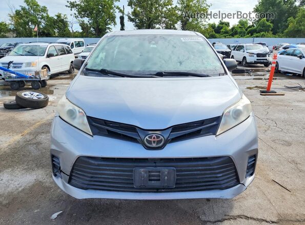 5TDZZ3DC0JS959545 2018 TOYOTA SIENNA Silver Vista trasera