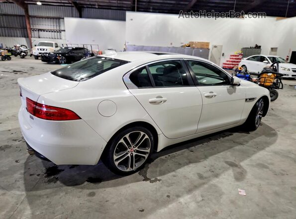 SAJAJ4BV4HCP10659 2017 JAGUAR XF Белый Передняя правая четверть
