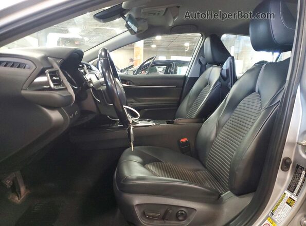 4T1B11HK0KU739975 2019 TOYOTA CAMRY Серебряный Вид панели приборов