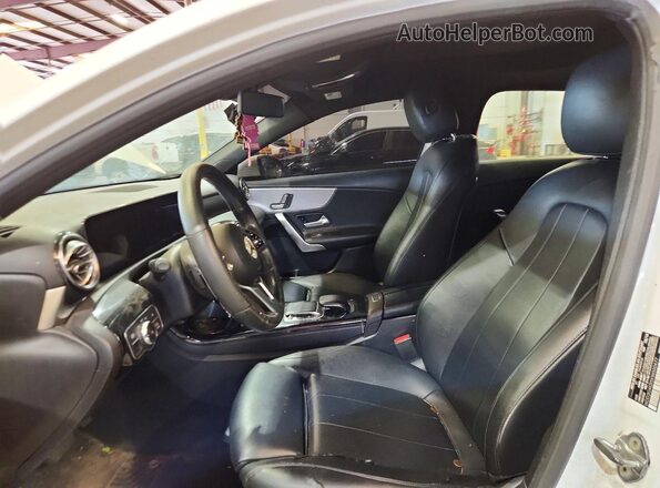 WDD3G4EB5KW000477 2019 MERCEDES-BENZ A Белый Вид панели приборов