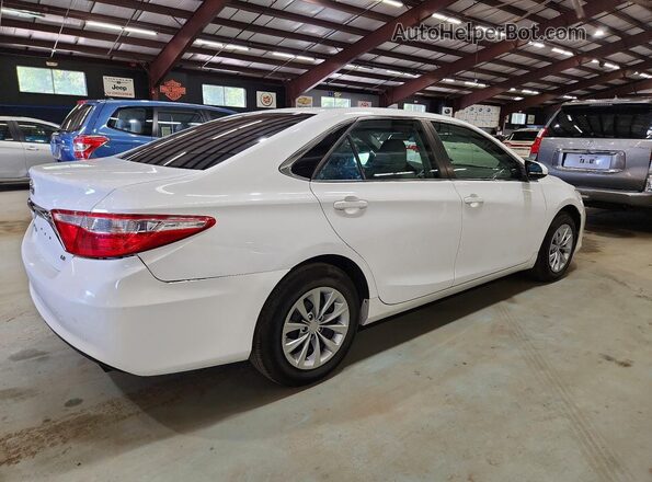 4T1BF1FK2HU802765 2017 TOYOTA CAMRY Белый Передняя правая четверть