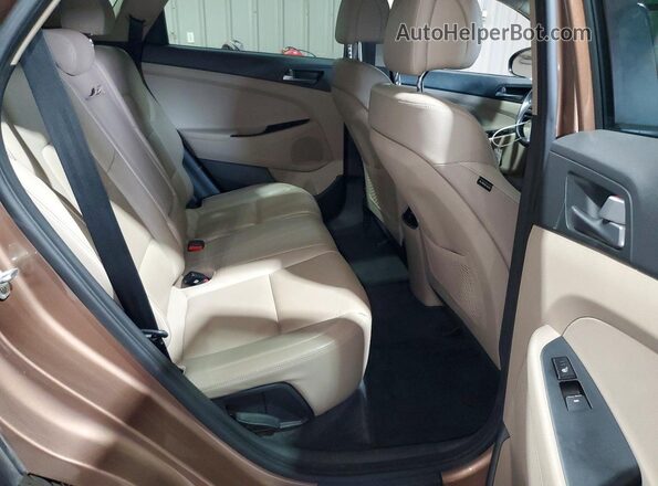 KM8J3CA21GU137542 2016 HYUNDAI TUCSON Коричневый Вид задней части салона