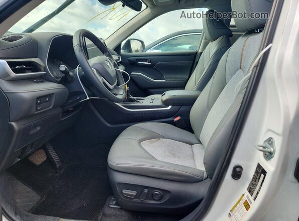5TDABRCH6PS581340 2023 TOYOTA HIGHLANDER White Вид панелі приладів
