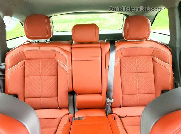 5LMPJ9J44SJ882099 2025 LINCOLN NAUTILUS Silver Rear interior view