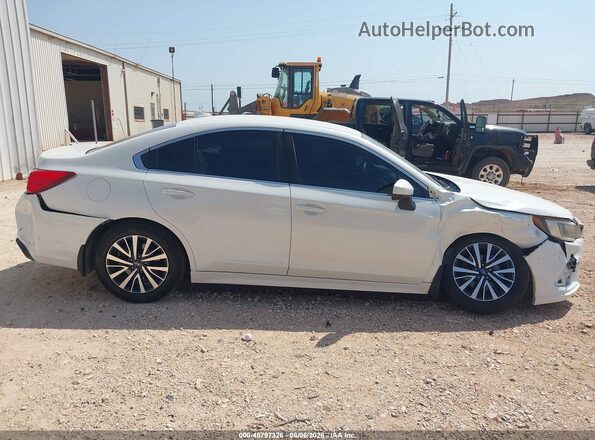 4S3BNAC63J3040184 2018 SUBARU LEGACY White Սալոնի հետևի տեսք