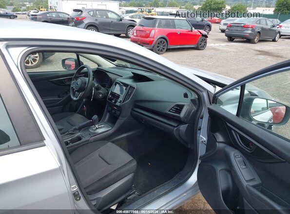 4S3GTAB65K3721719 2019 SUBARU IMPREZA Серебряный Вид салона спереди