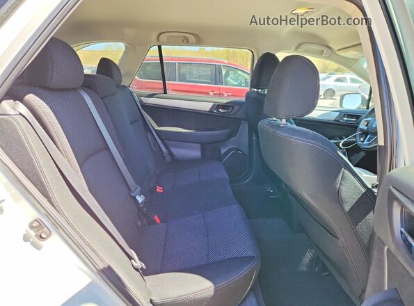 4S4BSAFC3H3322972 2017 SUBARU OUTBACK White Widok wnętrza z tyłu
