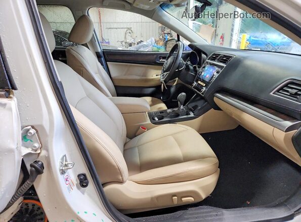4S4BSAJC9K3311053 2019 SUBARU OUTBACK White Widok wnętrza z tyłu