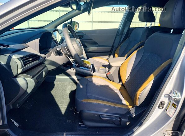 4S4GUHF67S3742566 2025 SUBARU CROSSTREK Silver Widok wnętrza z przodu