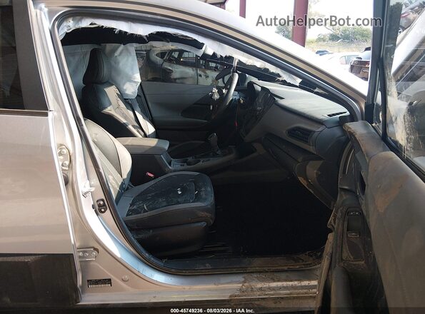 4S4GUHU64S3700519 2025 SUBARU CROSSTREK Silver Widok wnętrza z przodu