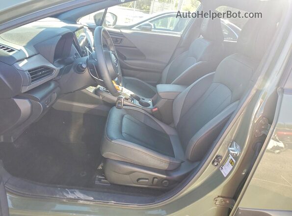 4S4GUHU68R3778053 2024 SUBARU CROSSTREK Green Widok wnętrza z przodu