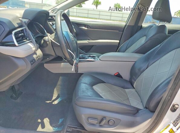 4T1B11HK0JU073831 2018 TOYOTA CAMRY White წინა სალონის ხედი