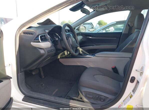 4T1B11HK0JU638224 2018 TOYOTA CAMRY White Front interior view