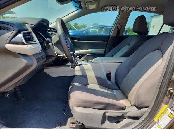 4T1B11HK2JU077315 2018 TOYOTA CAMRY Gray Widok wnętrza z przodu