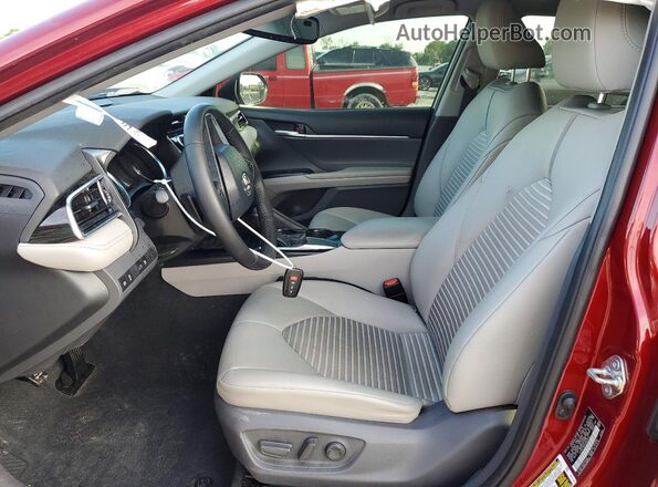 4T1B11HK5JU622312 2018 TOYOTA CAMRY Red Вид салону спереду