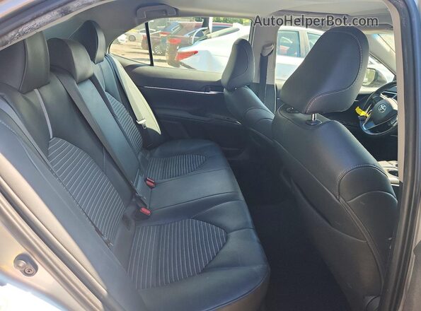 4T1B11HK5JU670831 2018 TOYOTA CAMRY Silver Widok tylnych siedzeń