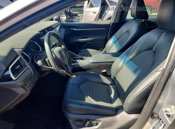 4T1B11HK5JU670831 2018 TOYOTA CAMRY Silver Widok wnętrza z przodu